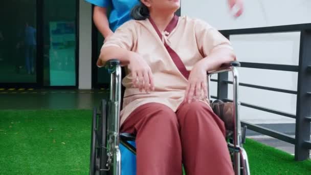 Badante Donna Asiatica Piedi Mentre Cura Paziente Anziano Seduto Sulla — Video Stock
