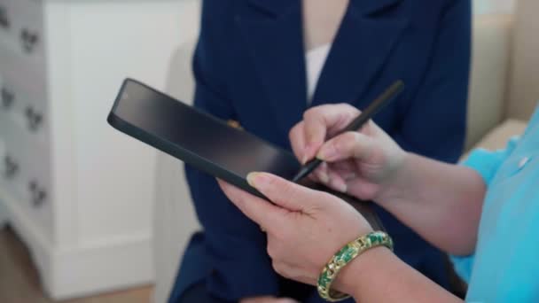 Gros Plan Mains Femme Âgée Faisant Accord Signature Sur Tablette — Video