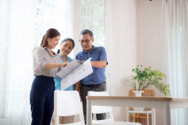 Mutlu çift yeni bir ev ararken Ajan Gayrimenkul açıklama ve ziyaret, emlakçı kira konut, bankacılık ve ipotek memurları, iş ve sigorta kavramı hakkında müşteri konuşuyor.