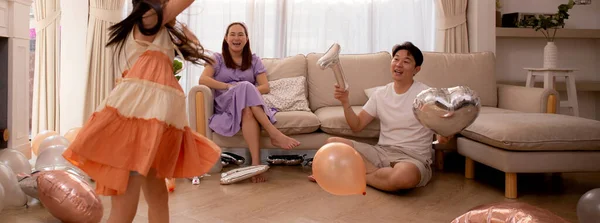 아시아 가족의 아버지와 어머니와 거실에서 축하하는 동안즐거운 시간을 놀이를 아버지와 — 스톡 사진
