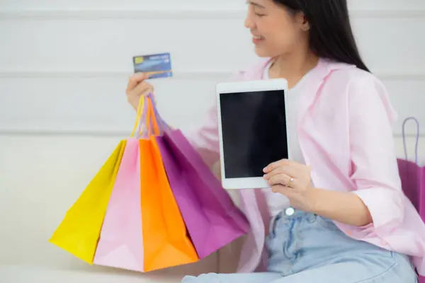 Молодая Азиатская Женщина Сидит Диване Помощью Цифрового Планшета Покупки Онлайн — стоковое фото