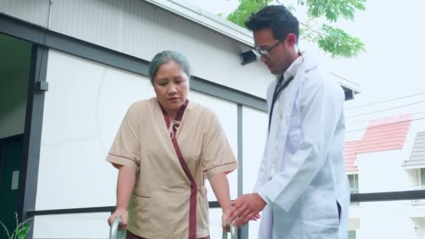 Ung Läkare Assistans Äldre Patient Medan Vägledning Terapi Med Vandrare — Stockvideo