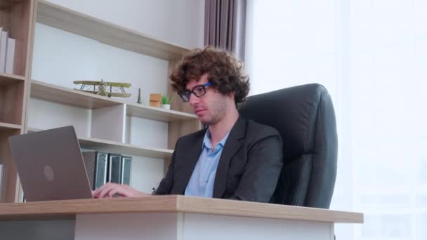 Fiatal Kaukázusi Üzletember Aki Laptop Számítógép Tervezést Használ Sikerhez Miközben — Stock videók