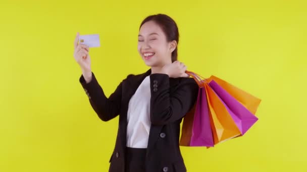 초상화 아시아의 비즈니스 보여주고 카드를 노란색 배경에 가방을 비즈니스Woman 온라인 — 비디오