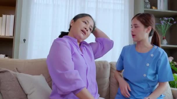 Jeune Asiatique Soignant Physiothérapeute Formation Femme Aînée Physiothérapie Tout Étirant — Video