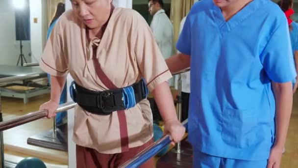 Νέοι Φυσιοθεραπευτές Βοηθούν Ηλικιωμένους Ασθενείς Ενώ Θεραπεία Προσανατολισμού Περπάτημα Στο — Αρχείο Βίντεο