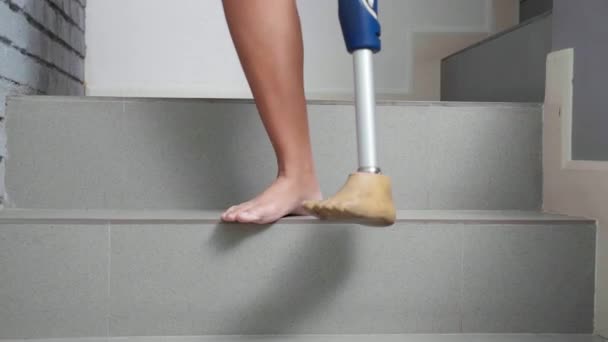 Yakın Plan Bacak Genç Asyalı Engelli Kadın Merdivenlerden Iniyor Merdivenlerde — Stok video