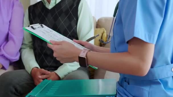 Pečovatel Sedí Pohovce Vyšetření Diagnostika Starším Párem Pacienta Zdraví Obývacím — Stock video