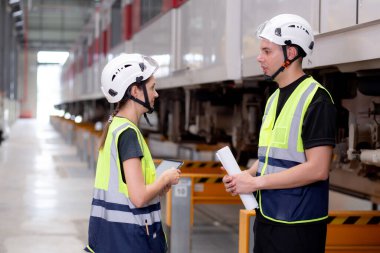 Kafkasyalı genç mühendis ve kadın istasyon, ulaşım ve altyapı planlaması, müfettiş ya da teknisyen ile görüşme ve ulaşım kontrolleri için elektrik trenini kontrol ediyorlar..