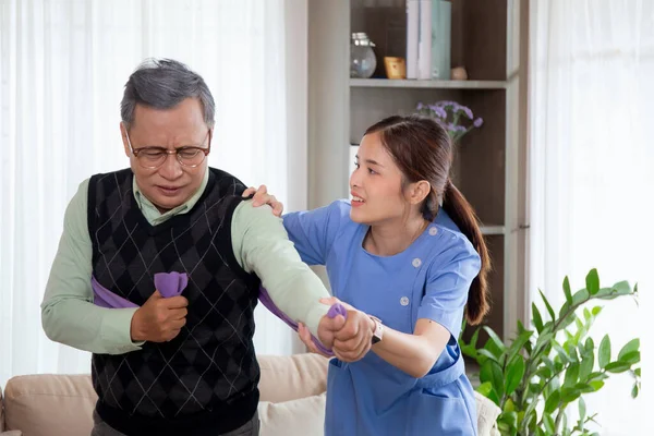 Azjatycki Opiekunka Kobieta Lub Pielęgniarka Szkolenia Starszy Mężczyzna Rozciągnąć Ramię — Zdjęcie stockowe