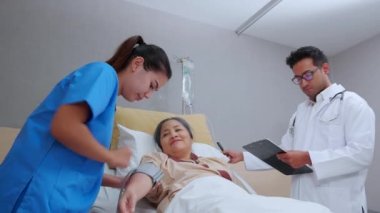 Hastane koğuşundaki hasta yaşlılarla kan basıncını ölçerken doktor kontrolü ve teşhisi klinik, sağlık ve sigorta konsepti doktor teşhisi.
