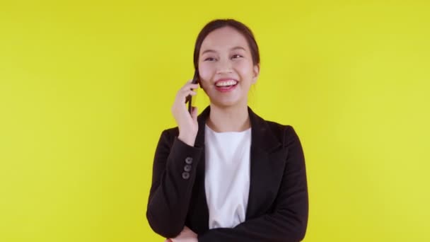 Mladá Asijská Obchodní Žena Obleku Mluví Chytrý Telefon Izolované Žlutém — Stock video