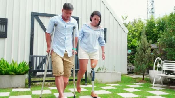 Jong Aziatisch Paar Gehandicapt Zorg Dragen Tijdens Het Wandelen Het — Stockvideo