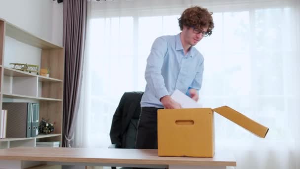 Πορτρέτο Νεαρός Επιχειρηματίας Εργαζόμενος Μεταφέρουν Χαρτόνι Κουτί Ανήκουν Απογοητευμένοι Και — Αρχείο Βίντεο