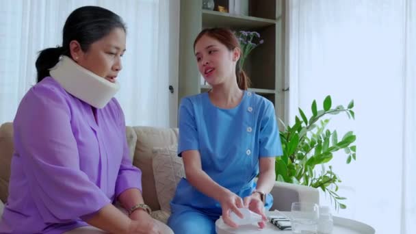 Cuidador Enfermera Revisan Cuello Mujer Mayor Explican Droga Sala Estar — Vídeo de stock