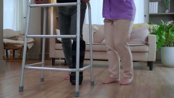Нога Крупным Планом Пожилая Женщина Помогает Поддерживает Пожилого Мужчину Время — стоковое видео