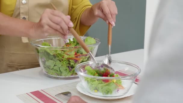 Close Handen Aziatisch Senior Paar Het Maken Van Salade Groenten — Stockvideo