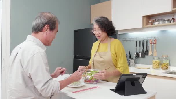 Asiatisches Seniorenpaar Das Gemeinsam Der Heimischen Küche Salatgemüse Zubereitet Familie — Stockvideo