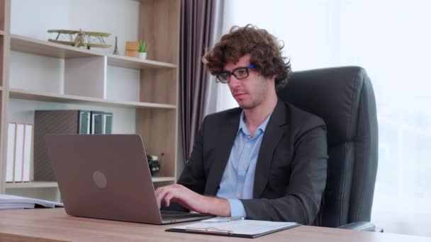 Jovem Homem Negócios Caucasiano Usando Laptop Planejamento Computador Para Sucesso — Vídeo de Stock