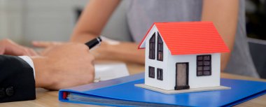 Menajeriyle ev satın alma sözleşmesi ve ipotek sözleşmesi hakkında konuşan genç bayan müşteri ve planlama için ofis, finans ve yatırım, iş konsepti.