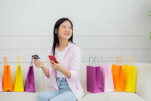 Молодая Азиатская Женщина Сидит Диване Используя Смартфон Покупки Онлайн Кредитной — стоковое фото