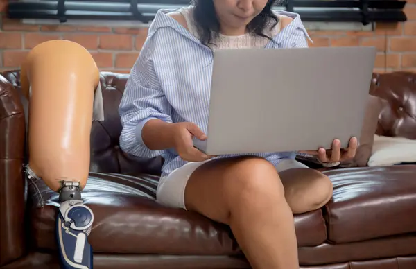 Genç Asyalı Bir Kadın Evdeki Oturma Odasında Dizüstü Bilgisayarı Protez - Stok İmaj