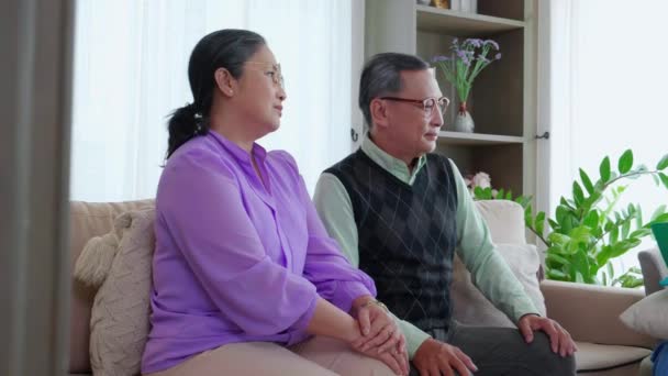 Cuidador Sentado Sofá Chequeo Diagnóstico Con Paciente Pareja Ancianos Acerca — Vídeos de Stock
