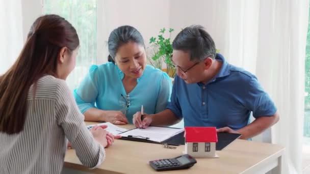 Agent Immobilier Jeune Femme Affaires Asiatique Donnant Document Couple Aîné — Video