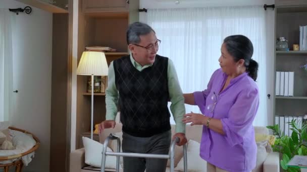 Азиатская Старшая Женщина Помогает Поддерживает Пожилого Мужчину Время Прогулки Ходунком — стоковое видео