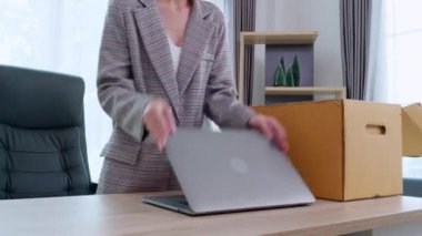 Karton kutu taşıyan genç iş kadını portresi ya da sıkıntılı ve stresli bir yere ait olan işkadını umutsuzlukla işten atılırken, işkadını umutsuz, iş ve işsizlikle istifa ediyor.