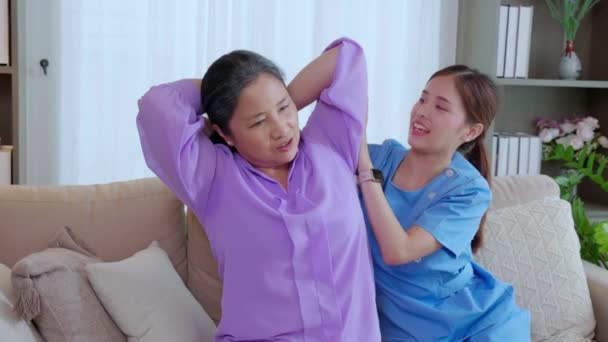 Азиатская Сиделка Медсестра Обучающая Пожилую Женщину Растягивать Руку Упражнений Время — стоковое видео