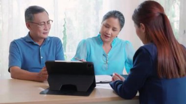Genç Asyalı iş kadını, yaşlı çift ve eşine sigorta hayatı, imza ve el sıkışma, hayat sigortası acentesi ve kıdemli iş konseptinin imzalanması hakkında belge veriyor..