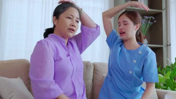 Joven Asiática Cuidadora Fisioterapeuta Entrenando Mujer Mayor Fisioterapia Mientras Estira — Vídeos de Stock