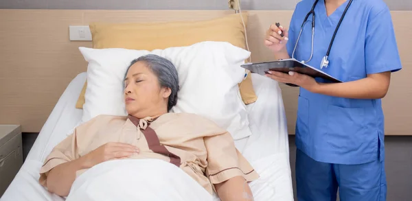 Asiatique Infirmière Vérifier Saline Vérifier Patient Âgé Tout Dormant Sur — Photo