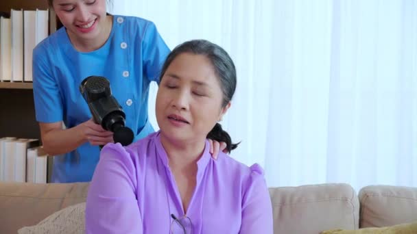 Giovane Asiatica Caregiver Donna Massaggiare Senior Con Attrezzature Coccole Muscolo — Video Stock