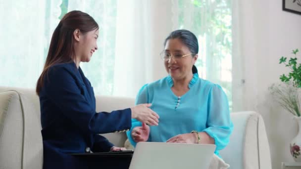 エージェント生命保険または健康若いアジアのビジネスマンハンドシェイク健康について話し合った後 高齢女性 シニアと握手 ビジネスと保険 — ストック動画