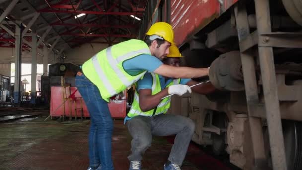 Jonge Kaukasische Zwarte Ingenieur Onderhoud Reparatie Trein Dieselmotor Station Team — Stockvideo