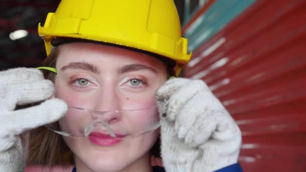 Retrato Joven Ingeniero Caucásico Mujer Que Lleva Gafas Mantenimiento Estación — Vídeo de stock