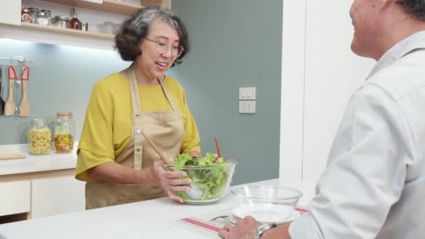 在家里厨房里一起做沙拉蔬菜的亚洲老两口 家里的老人用满意的 粘合的 有感情的 有生活观念的沙拉做饭 — 图库视频影像
