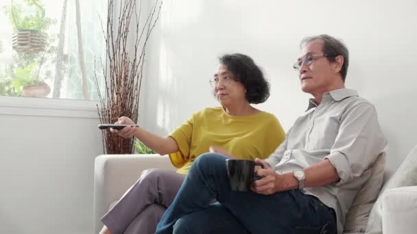 Felicidade Asiático Casal Sênior Sentado Sofá Assistindo Com Relaxar Desfrutar — Vídeo de Stock