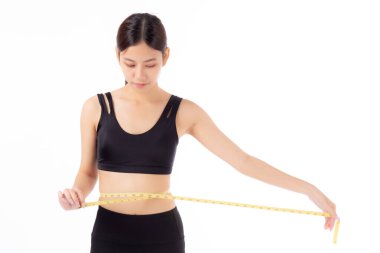 Güzel, genç Asyalı kadın kilo vermek için beliyle ölçü bandı, izole edilmiş beyaz arka plan, spor kıyafetleri içinde zayıf vücut, spor, spor ve sağlık konsepti olan kadın..