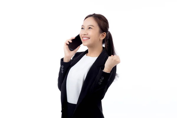 Joven Mujer Negocios Asiática Traje Hablando Teléfono Inteligente Aislado Fondo — Foto de Stock