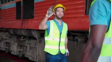 Genç Kafkas mühendisi tren dizel motorunu kontrol ederken, istasyon ortaklığıyla beşlik çakışırken, ekip mühendisi sistem taşımacılığını, çeşitliliği ve etnik kökeni, taşımacılığı ve sanayiyi teftiş ediyor..