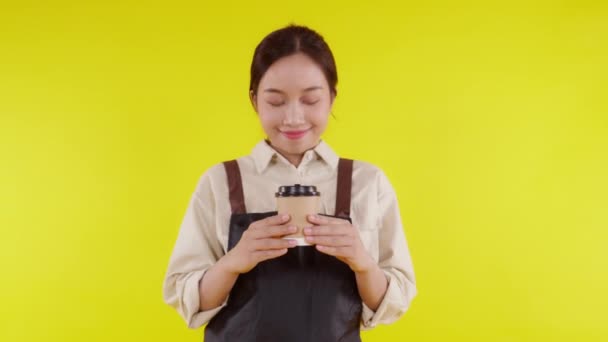 Porträtt Ung Asiatisk Barista Kvinna Bär Förkläde Lukta Kaffekopp Gul — Stockvideo