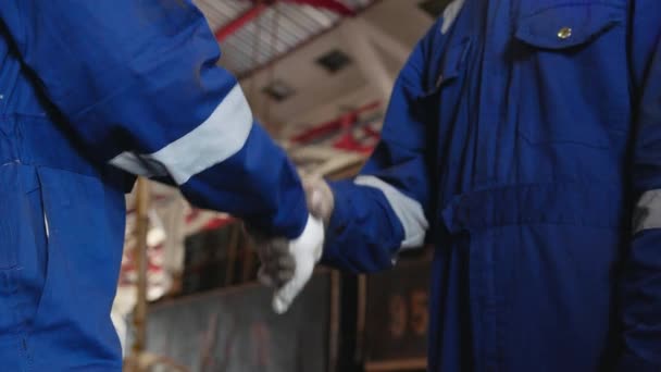 年轻的高加索工程师男女在火车站成功握手 交通和工业握手的同时 进行了亲密的合作 — 图库视频影像