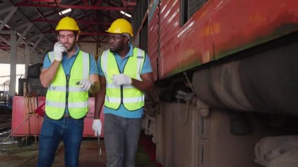 Молодий Кавказький Чорний Інженер Обслуговує Ремонтує Поїзд Дизельний Двигун Використовуючи — стокове відео