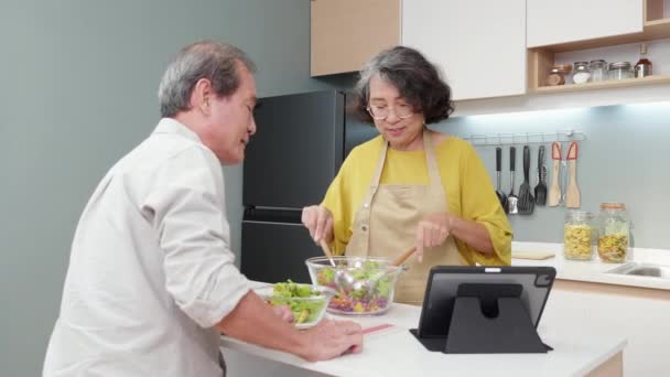 亚洲老年人夫妇在家里的厨房里一起吃着平板沙拉蔬菜的菜谱 老人家庭则心满意足地准备着吃沙拉 粘合在一起 谈情说爱 — 图库视频影像