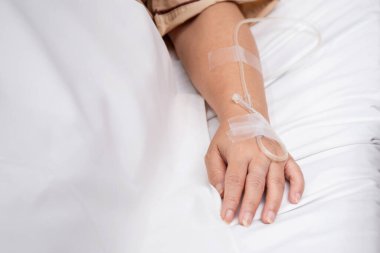 Kapalı eller Asyalı yaşlı kadın hastane koğuşunda gözetim altında uyuyor, hasta baygın yatıyor, yaşlı hasta klinikte dinlenirken, hasta ve tedavi, tıbbi ve sigorta konsepti.