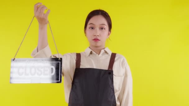 Retrato Jovem Asiático Barista Mulher Vestindo Avental Segurando Tabuleta Fechar — Vídeo de Stock