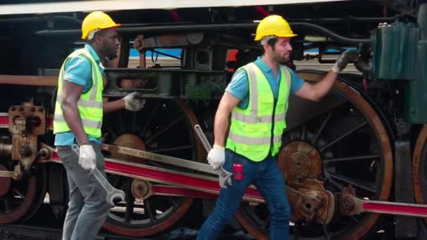 Ung Kaukasisk Och Svart Ingenjör Underhåll Tåg Dieselmotor Station Team — Stockvideo